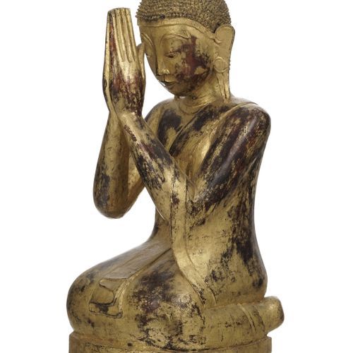 Null Moggallana，涂漆和镀金的木雕，缅甸，19世纪末，跪在地上，双手合十，呈安杰里式，高73厘米

没有状况报告并不意味着拍品处于完美状态。