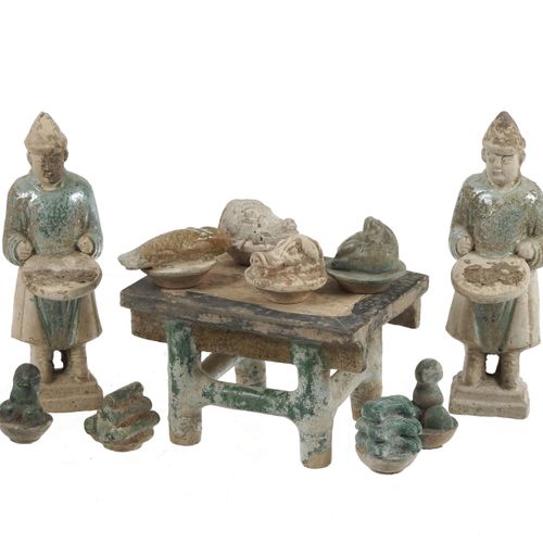 Null 微型祭坛和2个陶俑，中国，20世纪，明代风格，祭坛由9件作品组成：1张桌子，1条鱼，2个野猪头，1只鸟，1个蛋糕形的糕点容器，1套卷，2个瓜子容器，2&hellip;