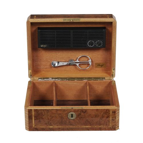 Null 大卫杜夫的雪茄盒，在瑞士手工制作，毛刺和紫檀木饰面，盖子上的镶嵌物，带保湿盒，雪茄剪固定在磁铁上，31 x 24 x 14厘米

带着它的钥匙

中央&hellip;