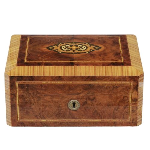Null 大卫杜夫的雪茄盒，在瑞士手工制作，毛刺和紫檀木饰面，盖子上的镶嵌物，带保湿盒，雪茄剪固定在磁铁上，31 x 24 x 14厘米

带着它的钥匙

中央&hellip;