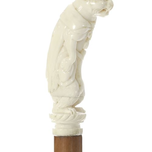 Null Canne à pommeau en ivoire sculpté d'une panthère habillée en facteur, XIXe &hellip;