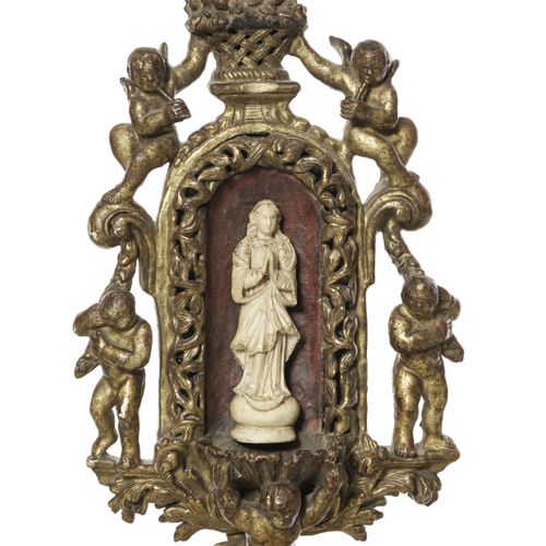 Null Bénitier sculpté en bois doré avec la Vierge en ivoire, Indo-portugais XVII&hellip;