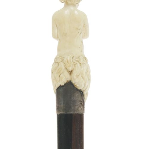 Null Canne à pommeau en ivoire sculpté d'un faune dionysiaque, fin XIXe s., la c&hellip;