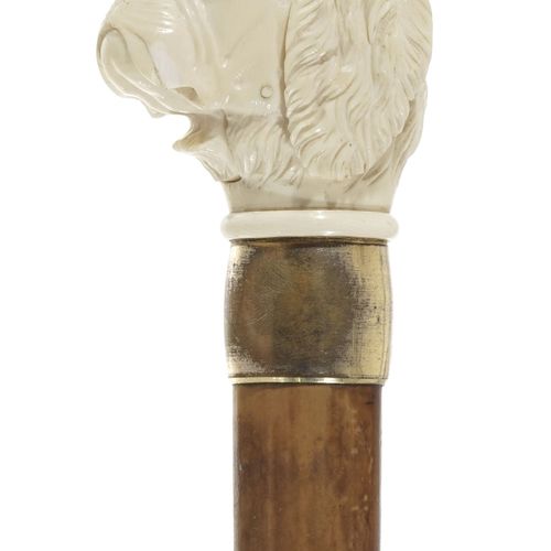 Null 2根带狗头钮的手杖，其中一根是象牙雕刻的，有衔接的下巴（一个胡须上有缺口），急速的轴，象牙套，91.5厘米长，另一根是骨雕的，93厘米长