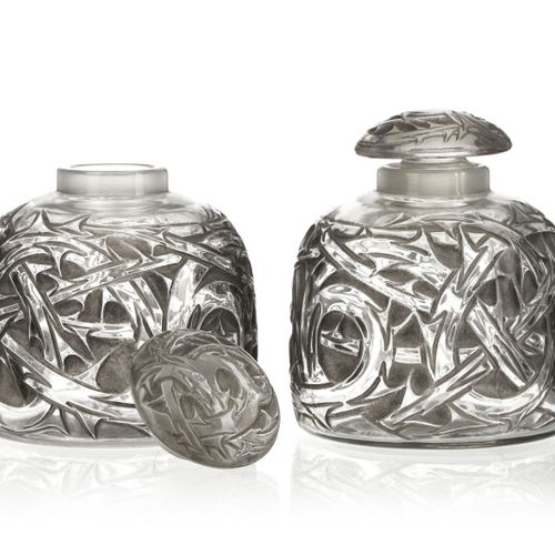 Null Pareja de botellas de vidrio prensado firmadas por Lalique, modelo Epines, &hellip;