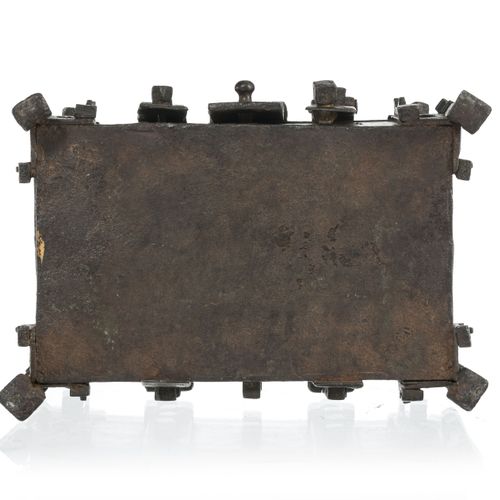 Null 弯曲的锻铁箱，法国，15世纪末，装饰有浮夸的哥特式图案，宽17厘米，高13厘米（不含把手），深11.5厘米13厘米（不含手柄），深度11.5厘米

不&hellip;