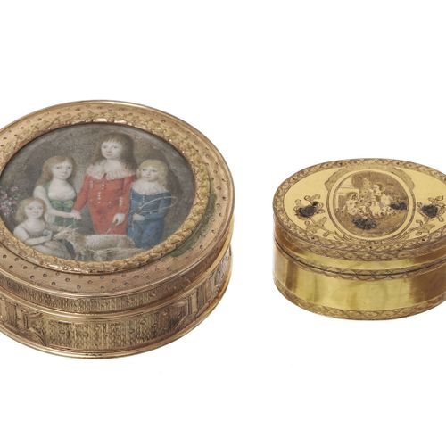 Null 圆盒上面有一个微型和一个镀金的金属盒，19世纪，象牙上的微型表现了四个孩子和两只小羊，盒子包括两个瓶子，一根羽毛和配件，它的盒子装饰着三个小天使在花园&hellip;
