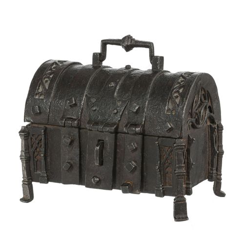 Null Curved wrought iron box, France, late 15th c., decorated with flamboyant go&hellip;