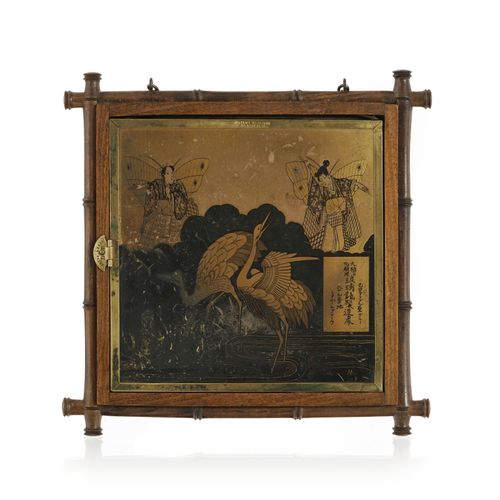 Null 一面拿破仑三世时期的理发镜，木质框架模仿竹子和日本的动画场景进行雕刻，封闭尺寸：27x27厘米

严重磨损，玻璃后面的场景有痕迹和划痕。