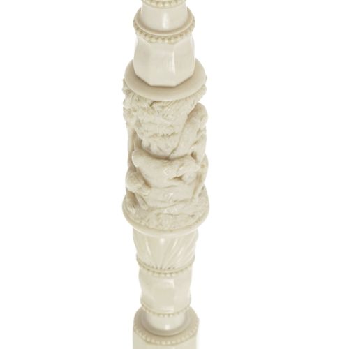 Null Carved ivory cane with knob, 19th c., decorated with a neoclassical facette&hellip;