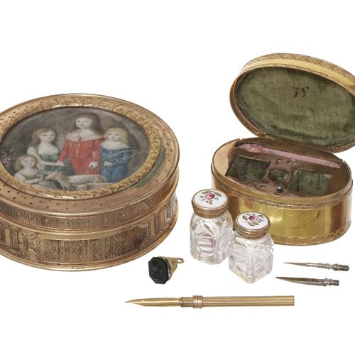 Null 圆盒上面有一个微型和一个镀金的金属盒，19世纪，象牙上的微型表现了四个孩子和两只小羊，盒子包括两个瓶子，一根羽毛和配件，它的盒子装饰着三个小天使在花园&hellip;