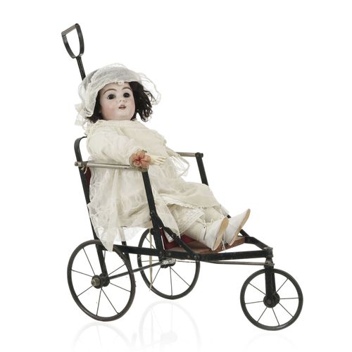 Null 娃娃，德国20世纪初，平底锅头，标有394和13，棕色玻璃眼睛，张嘴，四肢关节，组成身体，深栗色头发，蕾丝和薄纱衣服和帽子，小皮鞋，坐在有轮子的扶手椅&hellip;