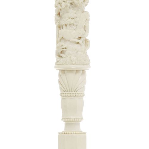 Null 带把手的象牙雕刻手杖，19世纪，装饰有一个新古典主义的刻面柱子，上面有棕榈花纹。展示一群狗攻击野猪的狩猎图，紫檀木轴，象牙车削和黄铜套圈，长110.5&hellip;