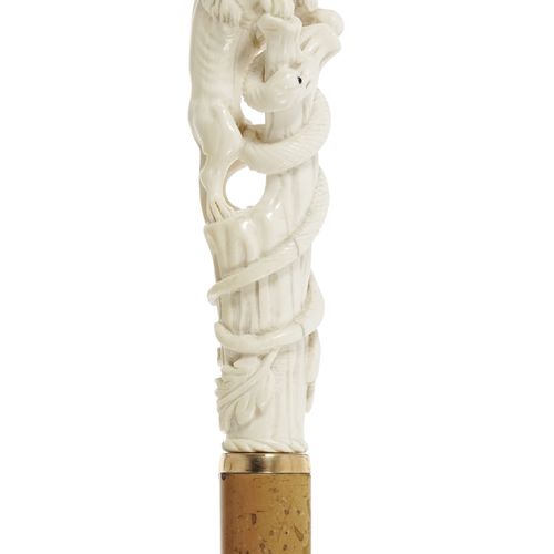 Null 象牙手杖，把手雕刻着一只爬在树干上的狮子，树干上盘着一条蛇，19世纪，德国，金环和环，急速轴，长度96.1厘米