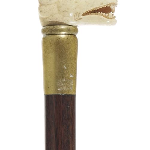 Null 2根带狗头钮的手杖，其中一根是象牙雕刻的，有衔接的下巴（一个胡须上有缺口），急速的轴，象牙套，91.5厘米长，另一根是骨雕的，93厘米长