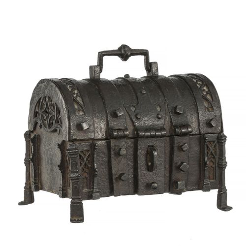 Null Curved wrought iron box, France, late 15th c., decorated with flamboyant go&hellip;