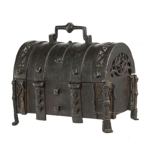Null 弯曲的锻铁箱，法国，15世纪末，装饰有浮夸的哥特式图案，宽17厘米，高13厘米（不含把手），深11.5厘米13厘米（不含手柄），深度11.5厘米

不&hellip;