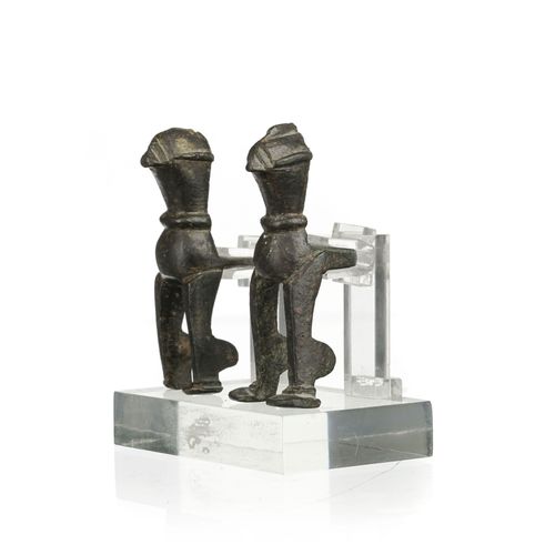 Null Pair of bronze zoomorphic feet or supports (probably for lamps), Seljuk dyn&hellip;