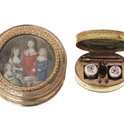 Null Boîte ronde surmontée d'une miniature et 1 boîte nécessaire en métal doré, &hellip;