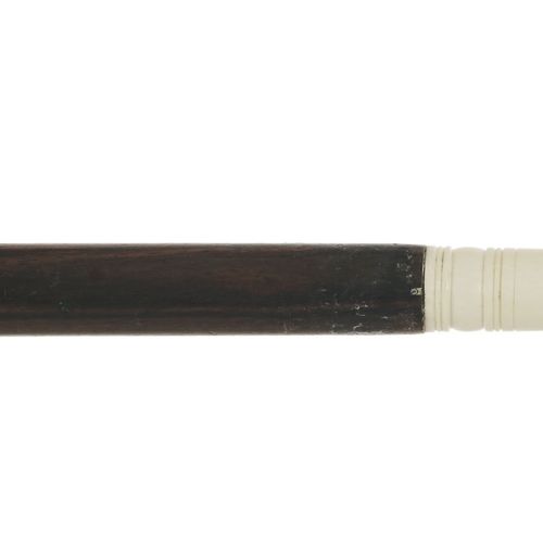 Null Bastón de marfil tallado con pomo, s. XIX, decorado con una columna neoclás&hellip;
