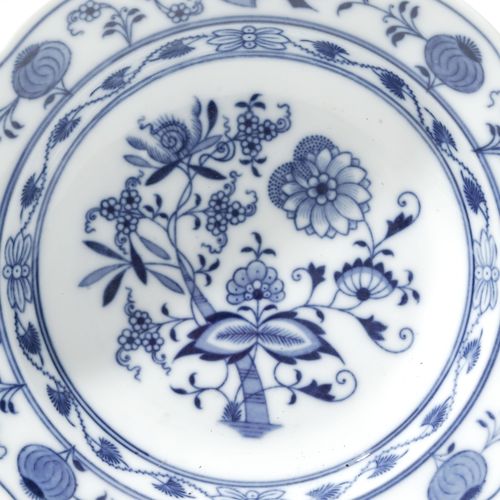 Null Set di 5 piatti in porcellana di Meissen, XX secolo. Modello Zwiebelmuster,&hellip;