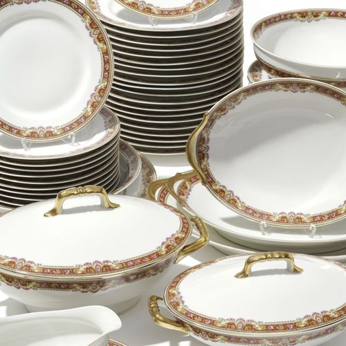 Null 利摩日瓷器服务，Raynaud制造，模型带有叶子和花朵的多色装饰，包括52件：20个餐盘，11个汤盘，10个甜点盘，1个汤锅，1个蔬菜盘，1个圆盘，1&hellip;