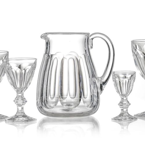 Null 巴卡拉水晶杯服务的一部分，Harcourt模型，包括30件：4个水杯，5个红葡萄酒杯，8个白葡萄酒杯，12个甜酒杯和1个水壶。