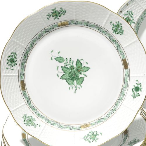 Null Herend瓷器服务套装，绿色Apponyi图案，包括69件：24个餐盘，12个甜点盘，12个甜品盘，7个碗，1个圆碗，6个汤盘，1个瓦罐，1个蛋糕盘&hellip;