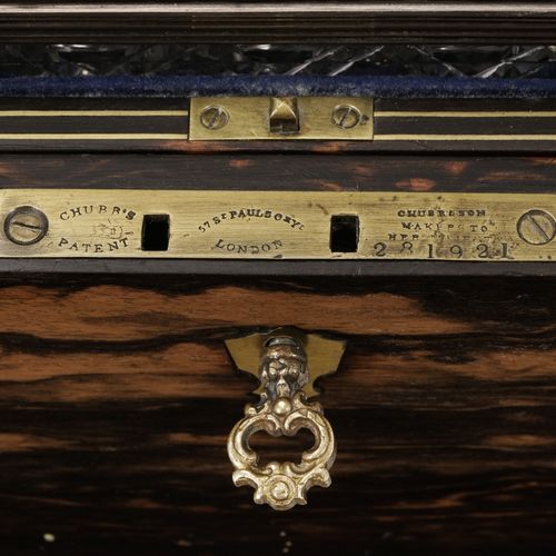 Null 一套维多利亚时代的银质、珍珠母和切割水晶旅行套装，由詹姆斯-维克里制作，伦敦，1855年。在其木质和黄铜的箱子里，阿斯普雷的午夜蓝天鹅绒内饰，包括：盒&hellip;