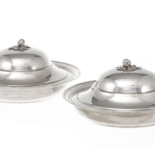 Null Una coppia di piatti d'argento per verdure, 900, XX secolo. Uniti, i manici&hellip;