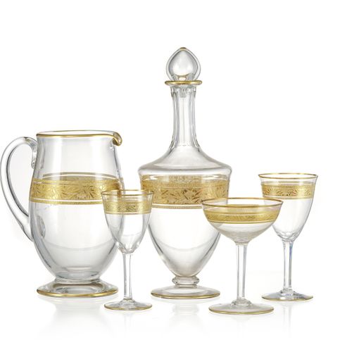 Null 巴卡拉水晶服务套装，模型上有哑光和闪亮的金色的橡子和橡树叶的楣，包括18件：6个香槟杯，4个红葡萄酒杯，6个白葡萄酒杯，1个水壶和1个酒壶

- 酒壶&hellip;