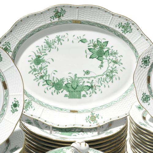 Null Herend瓷器服务套装，绿色Apponyi图案，包括69件：24个餐盘，12个甜点盘，12个甜品盘，7个碗，1个圆碗，6个汤盘，1个瓦罐，1个蛋糕盘&hellip;