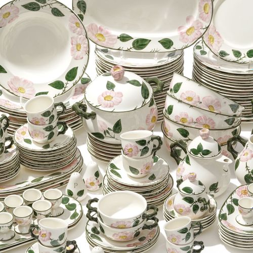 Null 陶器晚餐服务，唯乐宝，野玫瑰图案，由291件组成。33个餐盘，45个盘子，16个沙拉碗，6个圆盘，4个圆形浅盘，24个甜点碗，3个圆盘，6个蛋壳，6个&hellip;