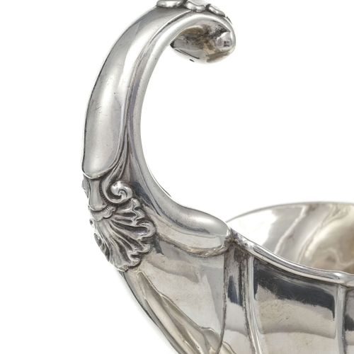 Null Salsiera su supporto d'argento, di Rehfues, Berna, 1830-40 ca. Lunghezza 30&hellip;