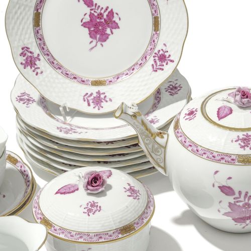Null Herend瓷器套装，Apponyi粉色款，包括13件：2个杯和碟，1个茶壶，1个奶精，1个糖碗和8个小甜点盘