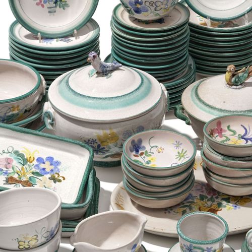 Null 陶瓷晚餐服务，由Menelika制作，20世纪。花卉装饰，包括99件：20个餐盘，10个汤盘，12个甜点盘，11个甜点碗，7个小盘子，6个圆形深盘（各&hellip;