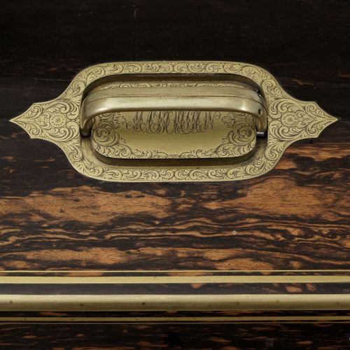 Null 一套维多利亚时代的银质、珍珠母和切割水晶旅行套装，由詹姆斯-维克里制作，伦敦，1855年。在其木质和黄铜的箱子里，阿斯普雷的午夜蓝天鹅绒内饰，包括：盒&hellip;