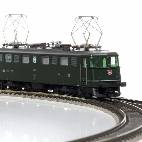 Null Märklin（德国），HO比例，2台BR Ae 6/6 SBB/FFS机车，一台绿色表面和巴塞尔市徽，另一台红色表面和苏黎世市徽，交流电

像新的一&hellip;