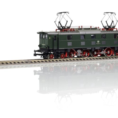 Null Märklin（德国），HO比例，一套2辆德国铁路老式电力机车： - 1辆BR 191，三段式铰接，绿色饰面，交流电 - 1辆BR 152，绿色饰面，&hellip;