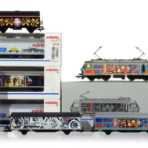 Null Märklin（德国），HO比例，Märklin饰面，一套1台Re 446（DC）机车和7辆货运车。所有的艺术植绒

如同新的一样，装在原来的盒子里
&hellip;