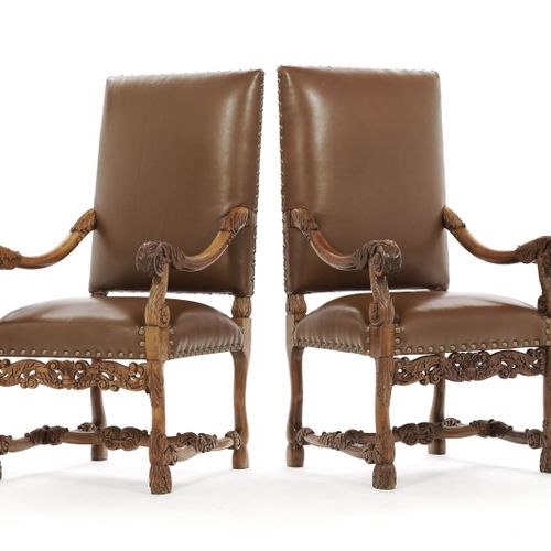 Null Paire de fauteuils de style Louis XIII, en noyer sculpté de feuilles d'acan&hellip;