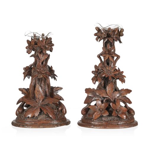 Null Paire de flambeaux en bois sculpté, à décor de tiges et feuilles entrelacée&hellip;