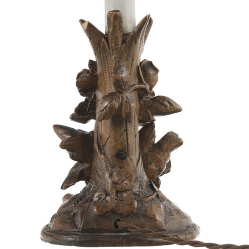 Null Paire de bougeoirs, fin du XIXe s., en bois sculpté à décor floral, montés &hellip;