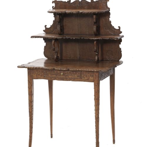 Null Petit bureau à gradin, circa 1900, en chêne sculpté à décor de végétaux, ce&hellip;