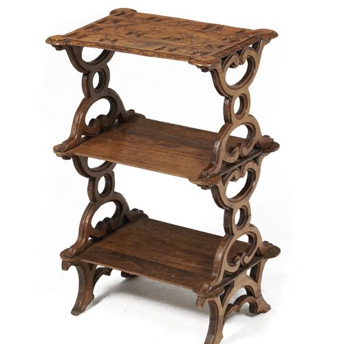 Null Table de chevet, en bois naturel, montants ajourés, trois tablettes dont la&hellip;