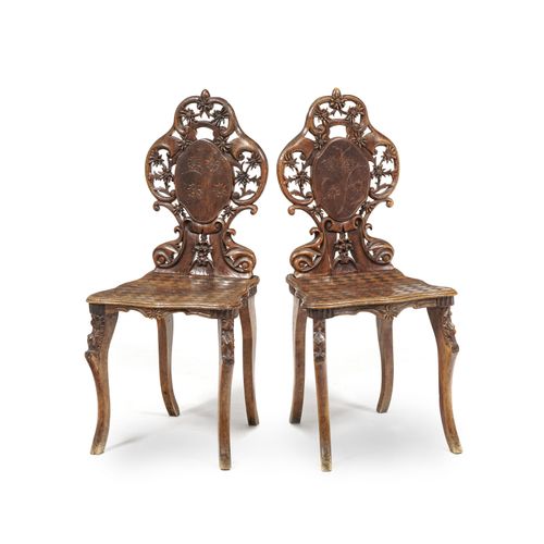 Null Paire de chaises, Brienz, fin XIXe-début XXe s., en noyer gravé et sculpté &hellip;
