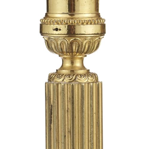 Null Paire de flambeaux de style Louis XVI, fin XIXe s., en bronze ciselé et dor&hellip;