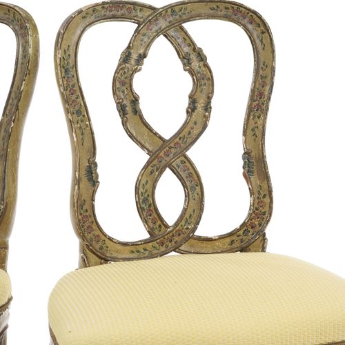 Null Paire de chaises, Italie, XVIIIe s., en bois peint vert à décor de fleurs p&hellip;