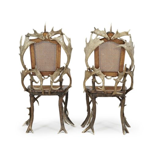 Null Paire de chaises, circa 1900, dossier et pieds composés de bois de cerf, as&hellip;