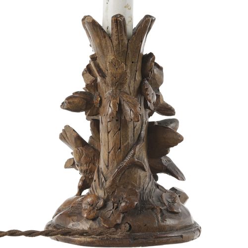 Null Paire de bougeoirs, fin du XIXe s., en bois sculpté à décor floral, montés &hellip;